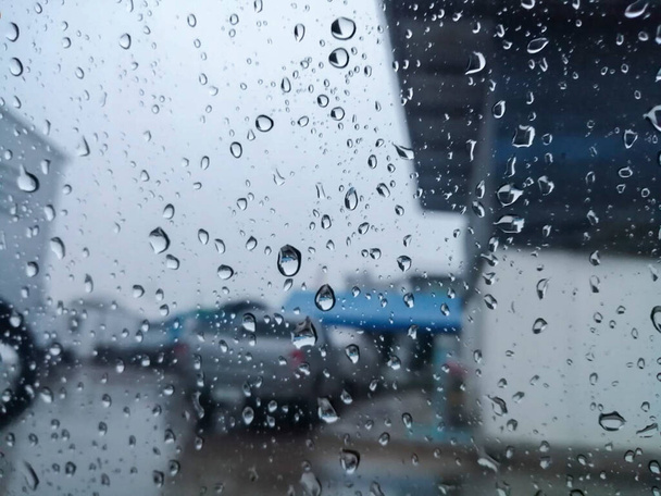 σταγόνες νερού σε γυαλί του αυτοκινήτου, όπως bokeh μετά τη βροχή, φρεσκαρισμένη έννοια, απρόσκοπτη σταγόνα νερού μοτίβο φόντο - Φωτογραφία, εικόνα