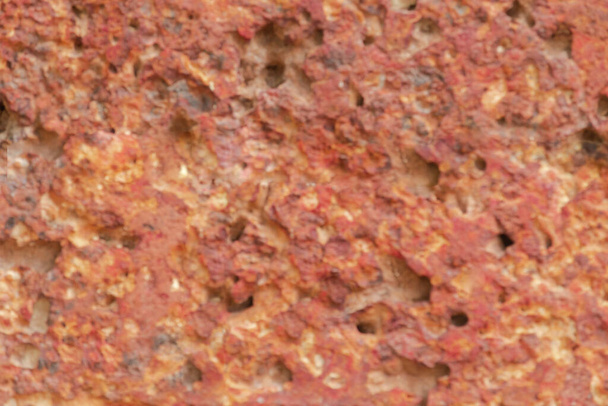 flou de mur de briques latérite rouge Motif de fond poreux et à grain fin, partie de fond noir sans couture - Photo, image