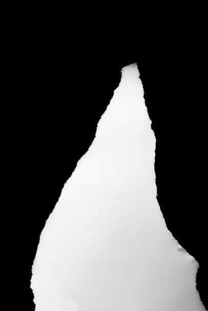 valkoinen paperinpala mustalla, eristetyllä taustalla - Valokuva, kuva