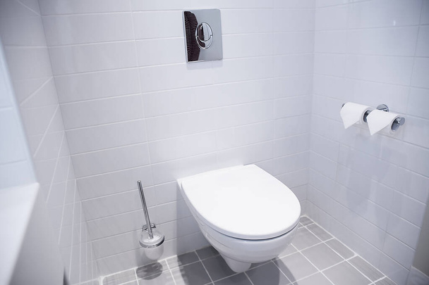 Blanco limpio Fondo de baño Decoración interior Estilo minimalista, espacio abierto. Una foto real. Moderno baño blanco con inodoro de cerámica. - Foto, imagen