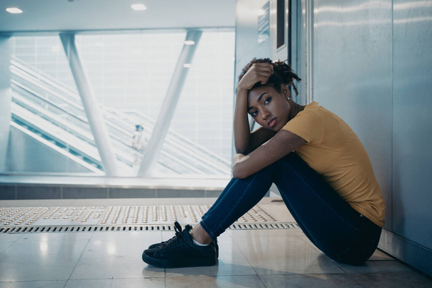 Sad black young woman alone in the city - Foto, Bild