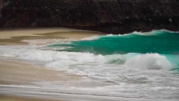 Homokos strand és türkiz víz a kék lagúnában. - Felvétel, videó