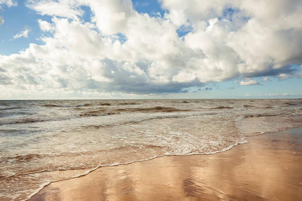 Hermoso paisaje marino con un atardecer, cielo nublado, tiempo ventoso en la orilla del mar Báltico. Letonia, Ventspils. Día de verano. - Foto, Imagen