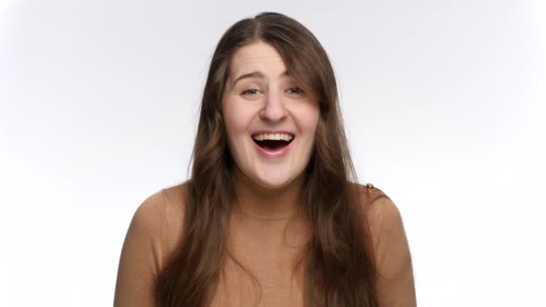 Positiv lachende Frau, die nach dem Staunen Wow sagt. Positive Emotionen und überraschter Gesichtsausdruck - Filmmaterial, Video