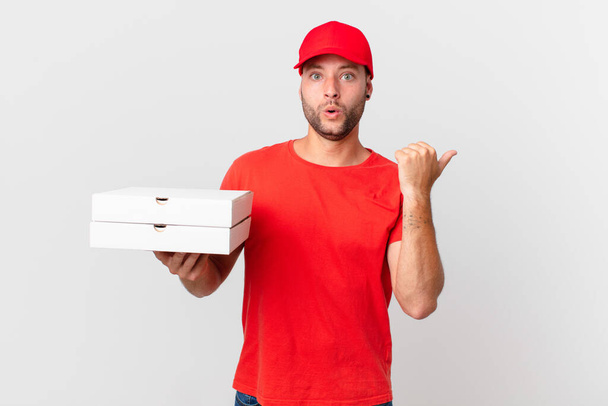 pizza deliver man looking astonished in disbelief - Foto, Imagem