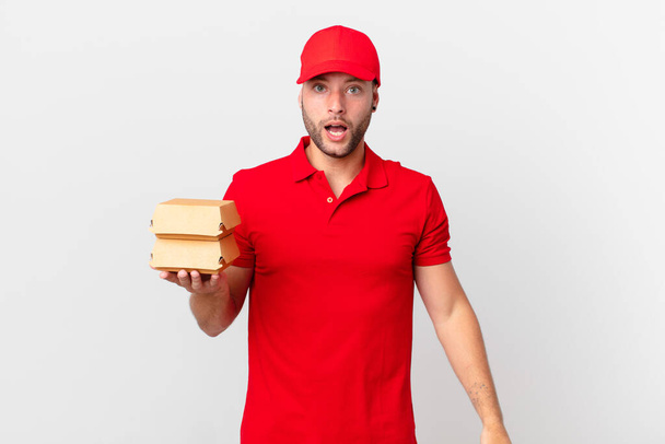 burger deliver man looking very shocked or surprised - Fotografie, Obrázek