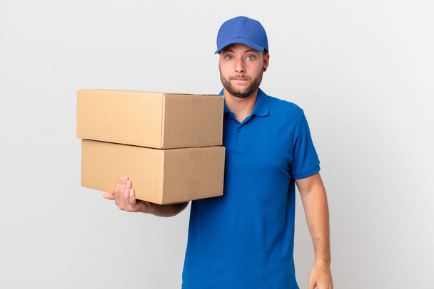 package deliver man looking puzzled and confused - 写真・画像