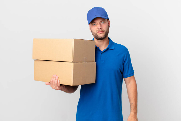 package deliver man feeling puzzled and confused - 写真・画像