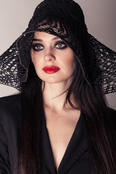 modne portret pięknej kobiety w kapeluszu. stylowy model - Zdjęcie, obraz