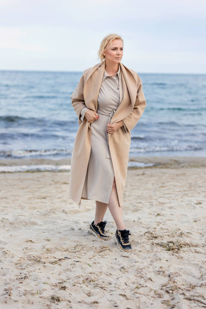 Woman in coat by the sea - Foto, Bild