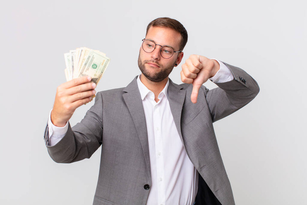 apuesto hombre de negocios con billetes de dólar - Foto, Imagen