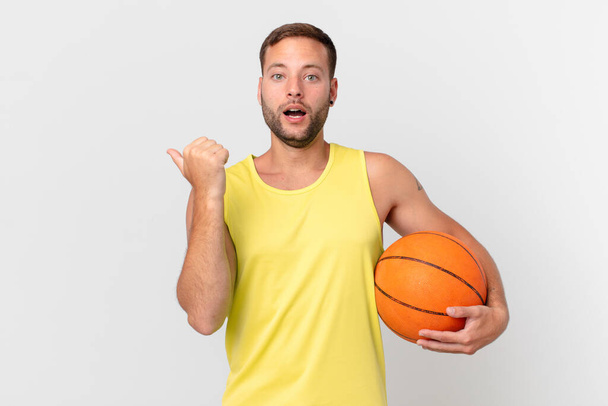 handsome man with a basketball ball - Foto, Imagen