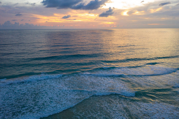 antenni näkymä meri aallot saumaton silmukka valkoinen Phuket hiekkaranta. - Valokuva, kuva