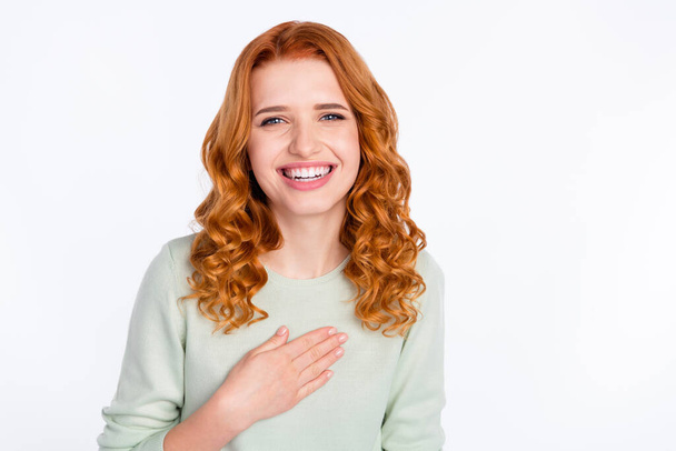 Foto van charmante gelukkige aantrekkelijke jonge vrouw houden hand hart glimlach rood haar geïsoleerd op grijze kleur achtergrond - Foto, afbeelding