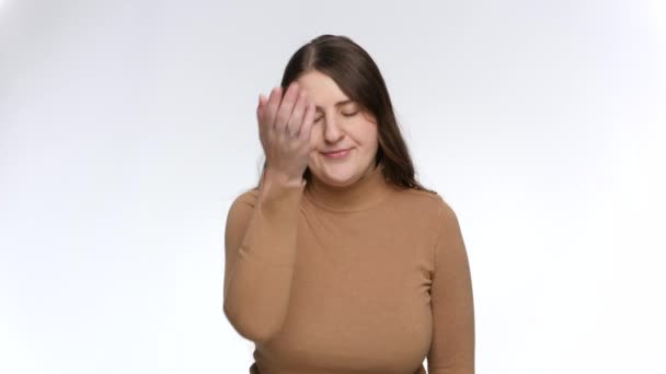 Studio portrét zklamané mladé ženy, jak dělá gesto obličeje. Pojem frustrace a zklamání - Záběry, video