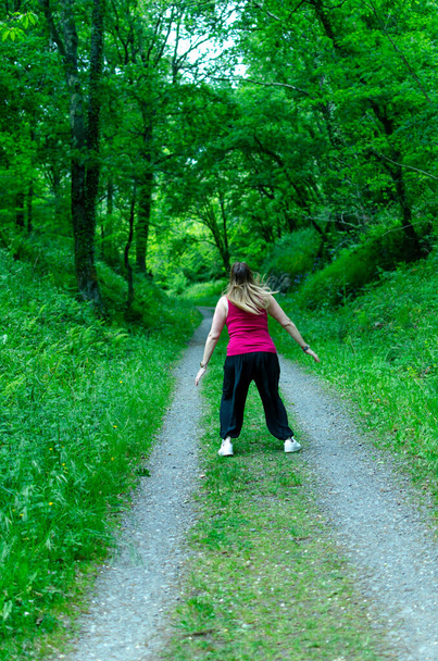 mulher pulando na floresta relaxante - Foto, Imagem