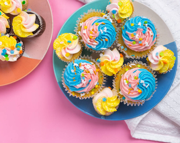Cupcakes de aniversário brilhantes e coloridos com polvilhas em rosa - Foto, Imagem
