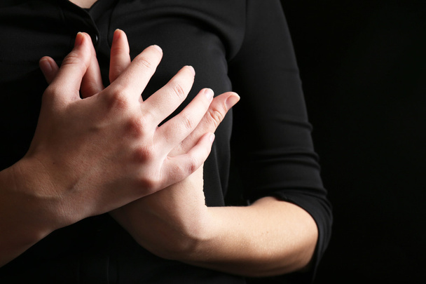 emberi kéz, a fekete háttér - Fotó, kép