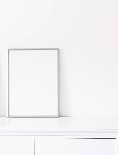 Ασημένιο πλαίσιο σε λευκό έπιπλο, πολυτελή διακόσμηση σπιτιού και σχέδιο για μακιγιαζ, εκτύπωση αφίσας και εκτυπώσιμη τέχνη, βιτρίνα ηλεκτρονικού καταστήματος - Φωτογραφία, εικόνα