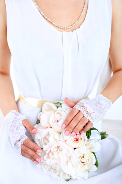 νύφη κρατώντας γαμήλια ανθοδέσμη από λευκό peonies, γκρο πλαν - Φωτογραφία, εικόνα