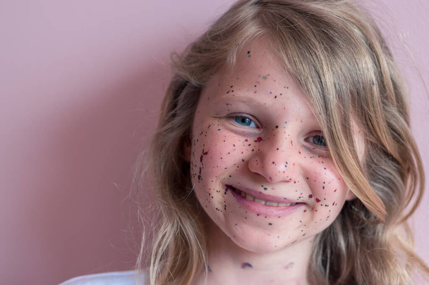 portrait of girl with painted spots extravaganz - Photo, Image