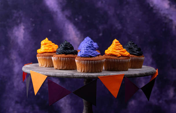 ハロウィンカップケーキにカラークリーム - 写真・画像