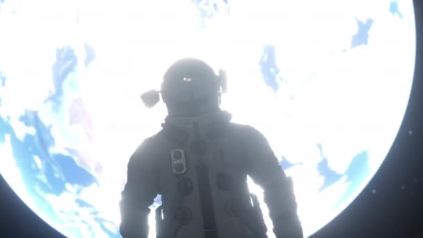 Osamělý astronaut stojí na povrchu měsíce na pozadí planety Země - Záběry, video
