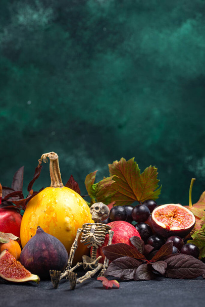 Composición de Halloween con frutas de otoño - Foto, imagen
