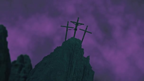 Вращение справа от Иисуса Христа на кресте против бушующего пурпурного неба - Кадры, видео