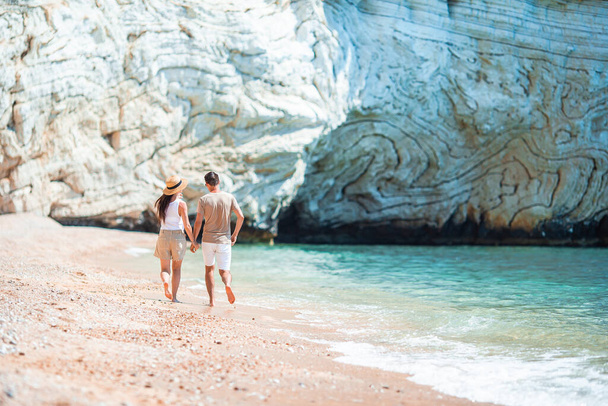 Jeune couple sur la plage de sable blanc pendant les vacances d'été - Photo, image