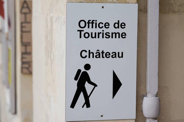 office de tourisme significa centro informazioni nel paese francese per il turismo e la freccia per l'accesso al castello passeggiata attività turistica - Foto, immagini