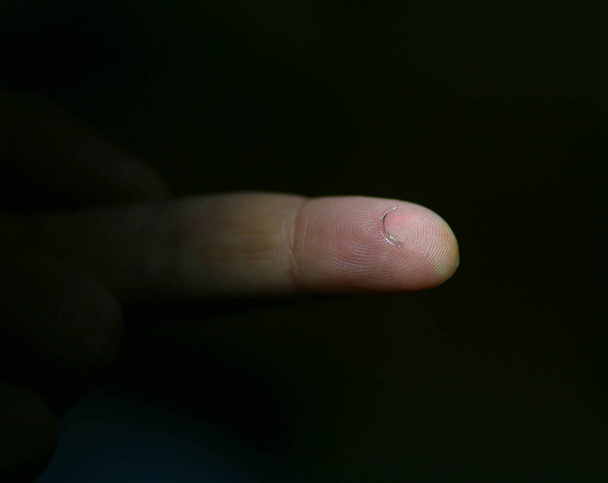 Parmak ucunda kornea yüzüğünün makro fotoğrafı - Fotoğraf, Görsel