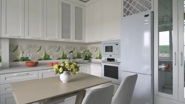 Fehér moden klasszikus konyha étkező asztallal - Felvétel, videó