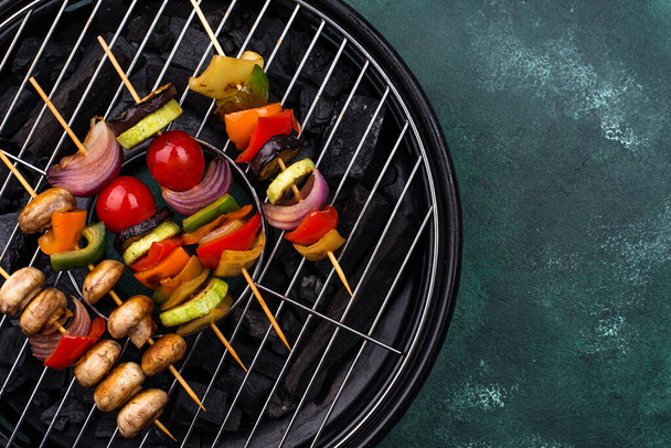 Grillowane kebaby z mięsem, grzybami i warzywami - Zdjęcie, obraz