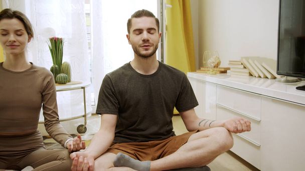 Zwei sportliche Freunde meditieren gemeinsam in der Stille  - Foto, Bild