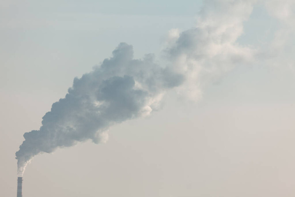 Fumaça industrial tóxica cinza. Conceito de mudança climática. Poluição do ar pelo tubo da central eléctrica - Foto, Imagem