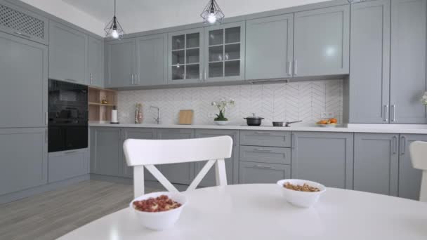 Suuri ylellinen moden klassinen harmaa keittiö valkoinen ruokapöytä - Materiaali, video
