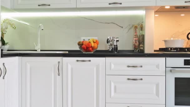 Moderne cuisine blanche classique intérieur gros plan panorama - Séquence, vidéo