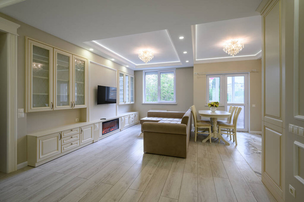 Moderne grote luxe keuken en eetkamer in studio appartement - Foto, afbeelding