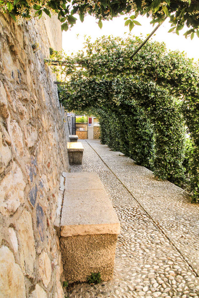 Calles estrechas y hermosos jardines en Altea village, Alicante, España - Foto, imagen