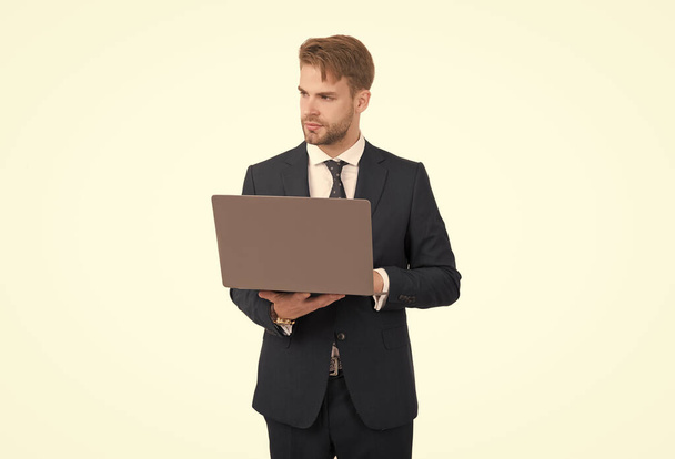 Hombre de negocios guapo en traje de estilo formal utilizar la computadora para ejecutar negocios en línea, ocupado - Foto, Imagen