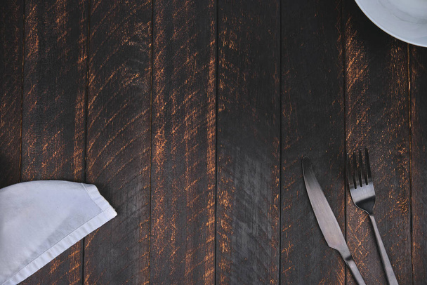 Cubertería decorada, tenedor y cuchillo en una servilleta azul. Burla. - Foto, Imagen