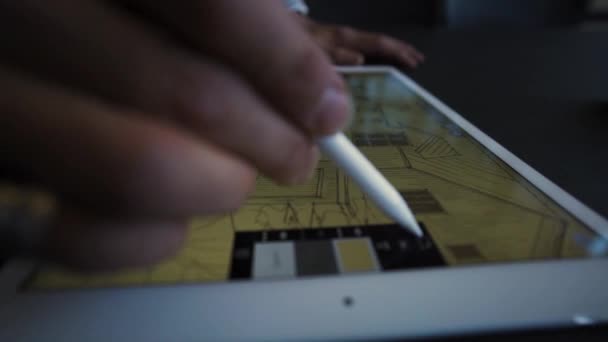 Zbliżenie osoby korzystającej z tabletu - Materiał filmowy, wideo