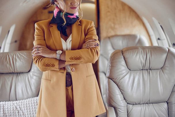 Mujer de negocios con brazos cruzados avión jet - Foto, Imagen