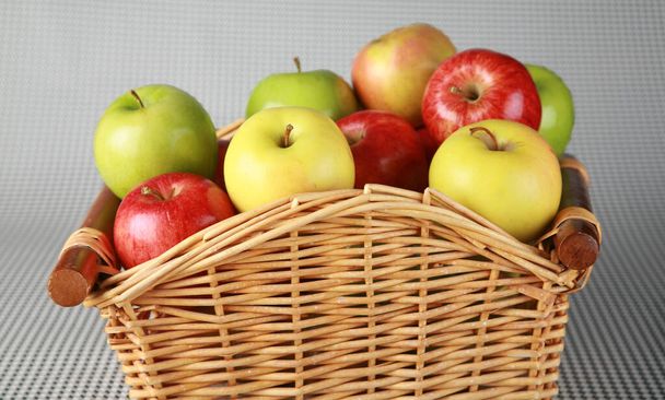Elmalar. Hasır sepetteki elmalar. Olgun elma dolu bir sepet. Elma hasatı Sonbahar konsepti. Taze elmalar. Tasarımcılar için arka plan olarak elmalar. Bir sürü elma. Elma ağacından taze toplanmış elmalar. Taze elma topladım. elma ağacı meyvesi.  - Fotoğraf, Görsel