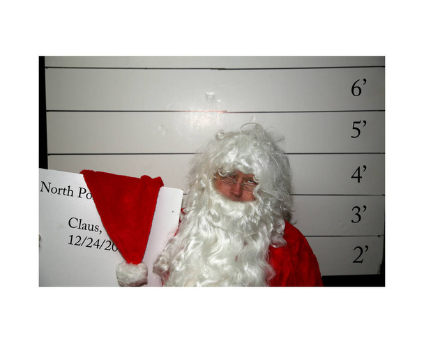 サンタクロース・マグ・ショット。サンタは逮捕され、彼のマグカップショット写真が撮影されました。サンタクロースはクリスマスに逮捕された。悪いサンタだ。サンタクロースは今シーズンは悪い子でした。サンタは一度にブランデーまたは酒のボトルを飲みます。サンタは酔ってる.  - 写真・画像