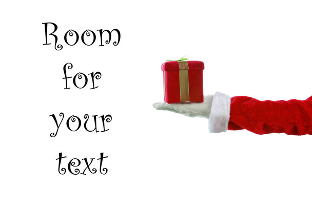 Τα χέρια του Άη Βασίλη κρατούν ένα κόκκινο κουτί δώρου. Χέρια καλυμμένα με κόκκινα γάντια. Χριστουγεννιάτικο δώρο. Απομονωμένο σε λευκό. Υπάρχει χώρος για μήνυμα. Αποκοπή μονοπατιού. Μυστικός Άγιος Βασίλης. Το χέρι του Αϊ Βασίλη έχει χριστουγεννιάτικο δώρο. Καλά Χριστούγεννα και Πρωτοχρονιά.  - Φωτογραφία, εικόνα