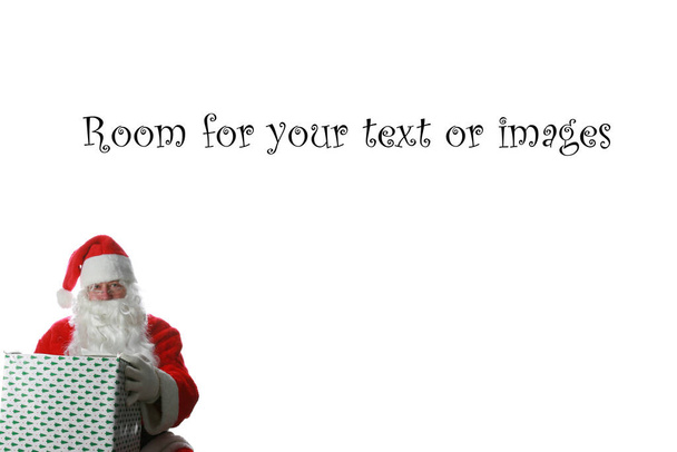 Різдвяний подарунок. Доставка Санта. Подарунок за рік. Різдвяний подарунок. Санта Клаус має великий подарунок. Санта Клаус з різдвяним подарунком. Зимові канікули. Xmas Present box (англійською). Санта Клаус усамітнився на білому. Місце для тексту. Ізольований на білому. Хо Хо Хо. - Фото, зображення