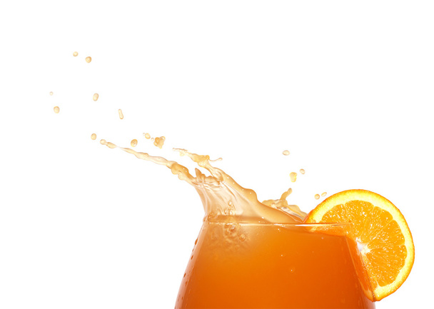 Vaso de zumo de naranja salpicado aislado sobre fondo blanco con ruta de recorte
 - Foto, Imagen