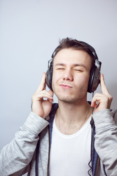 fejhallgató hallgat zenét a fickó - Fotó, kép